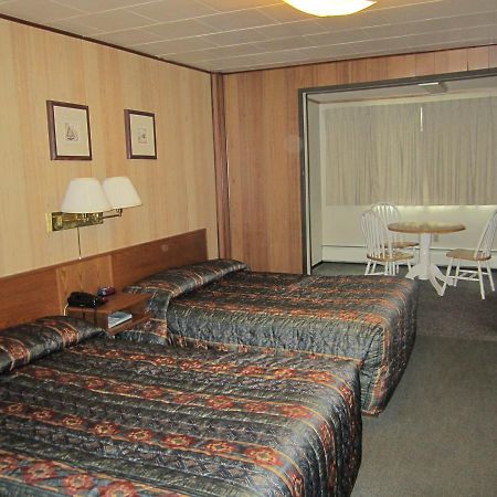Airport Chalet Уайтхорс Экстерьер фото