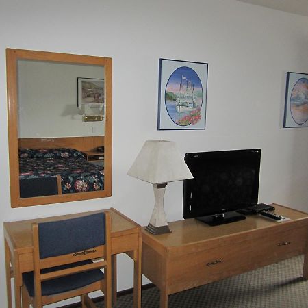 Airport Chalet Уайтхорс Экстерьер фото