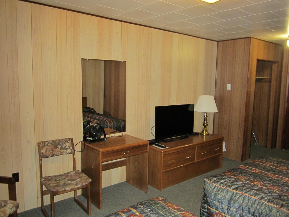 Airport Chalet Уайтхорс Экстерьер фото