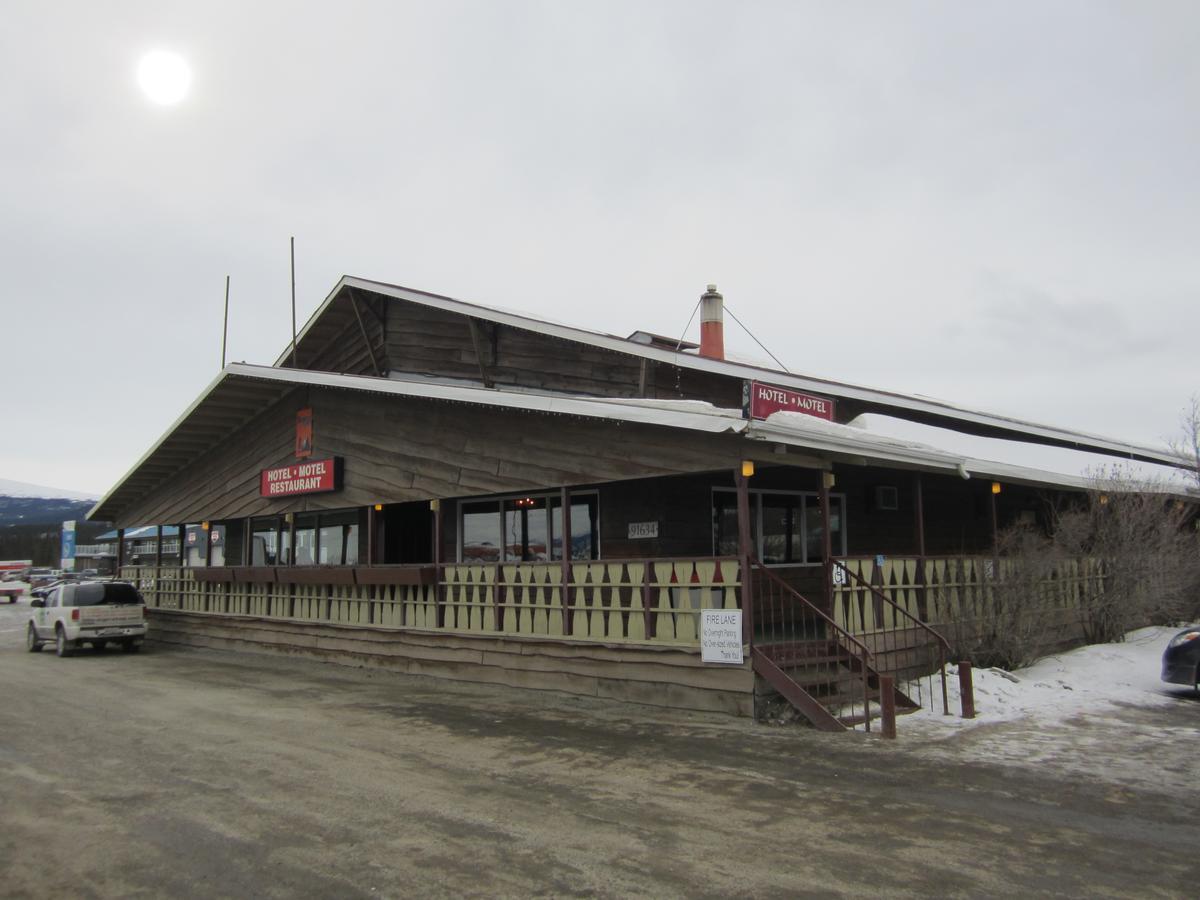Airport Chalet Уайтхорс Экстерьер фото