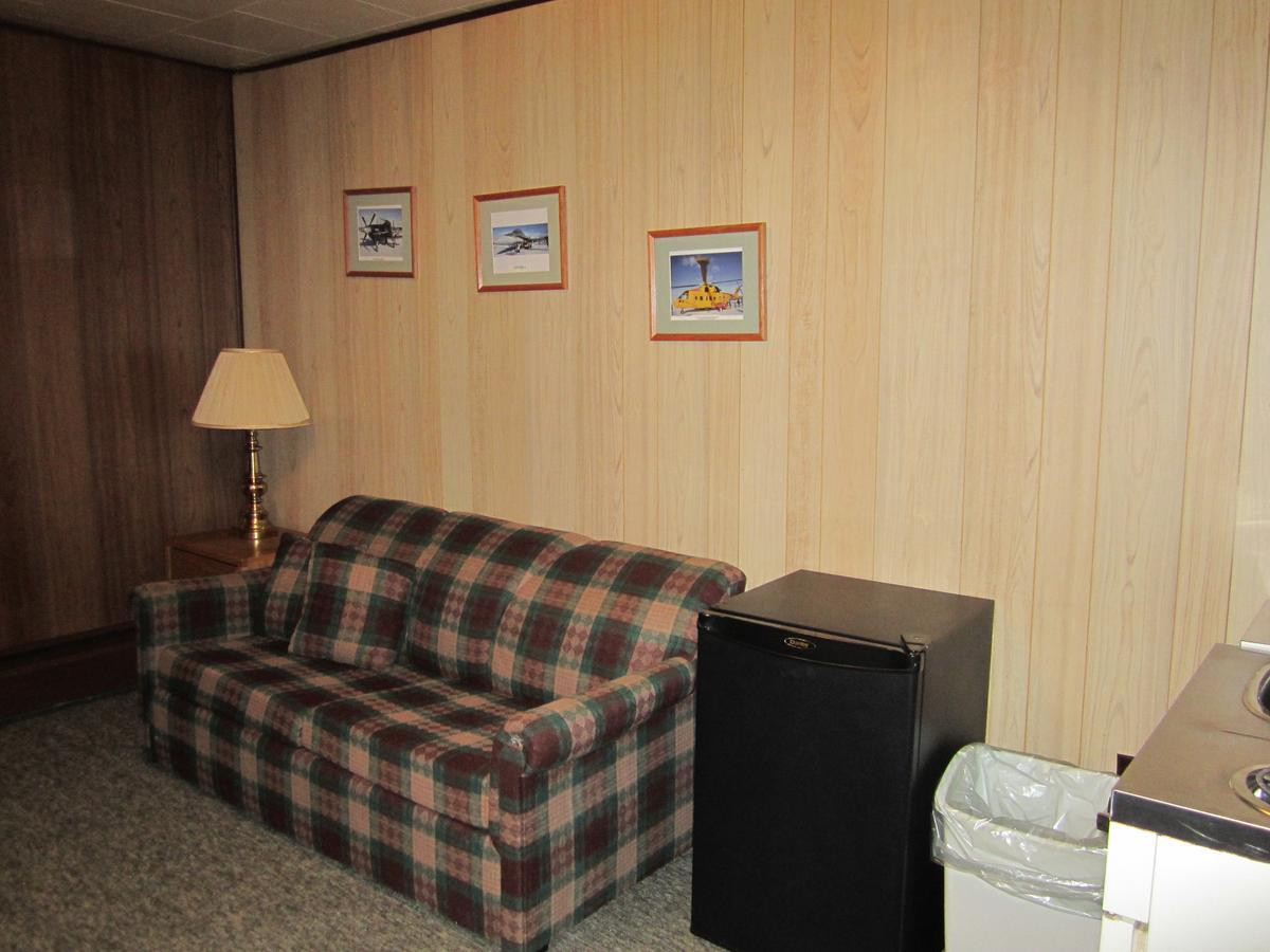 Airport Chalet Уайтхорс Экстерьер фото