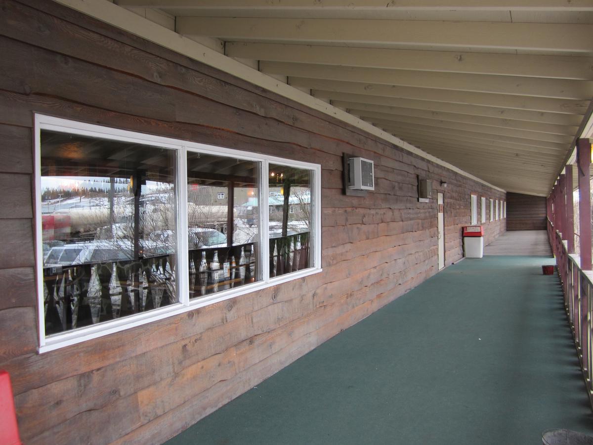 Airport Chalet Уайтхорс Экстерьер фото