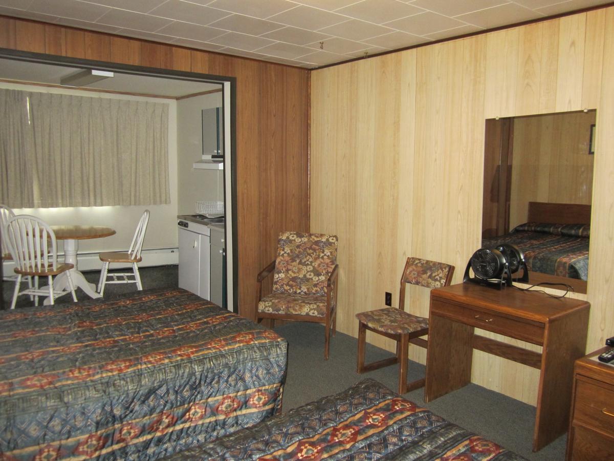 Airport Chalet Уайтхорс Экстерьер фото