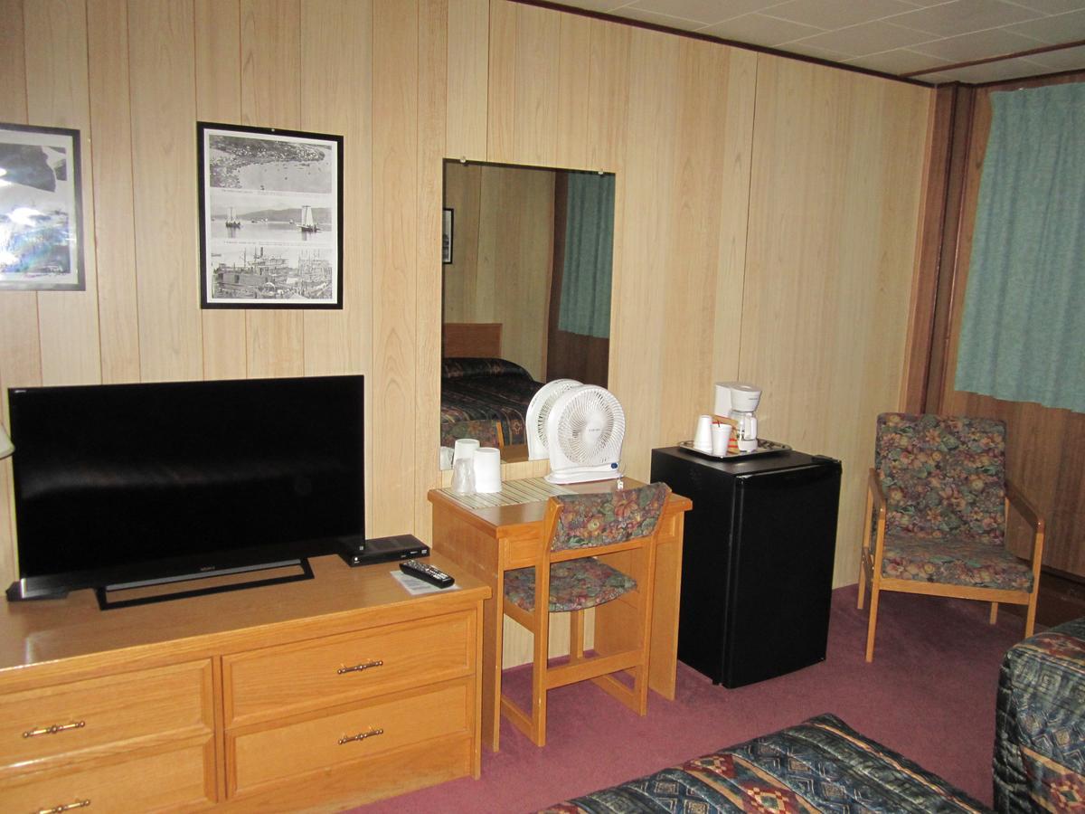 Airport Chalet Уайтхорс Экстерьер фото