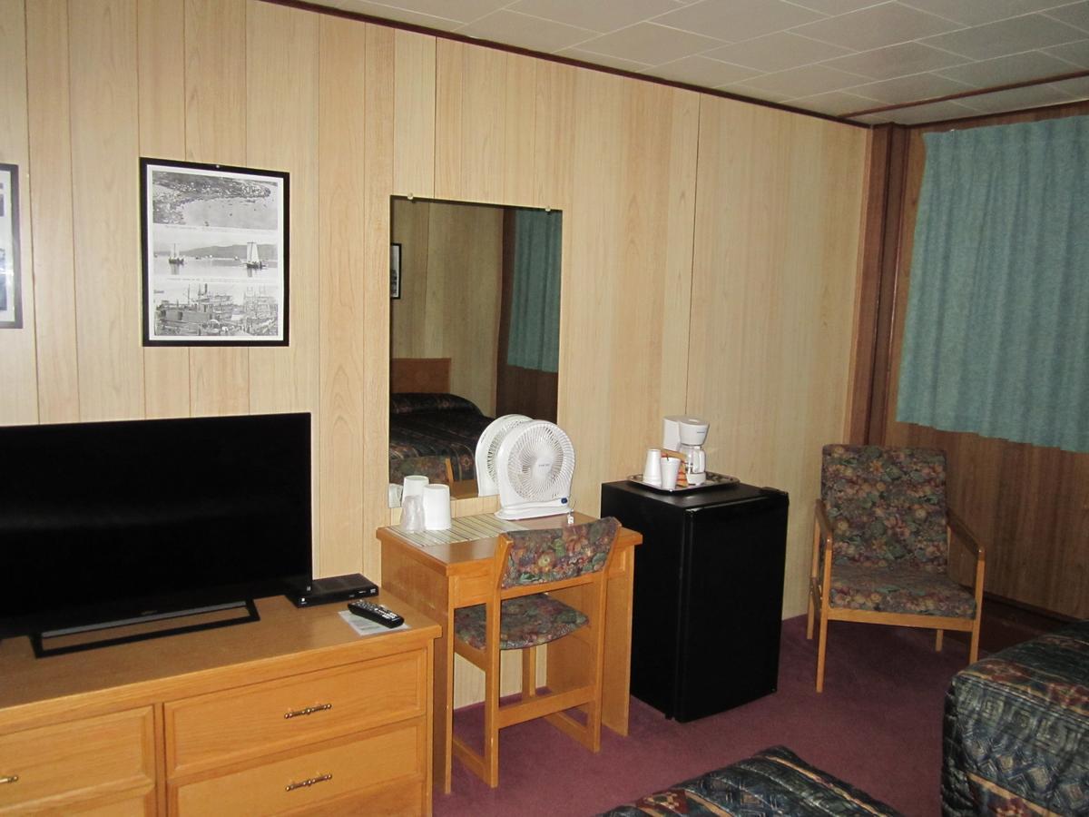 Airport Chalet Уайтхорс Экстерьер фото