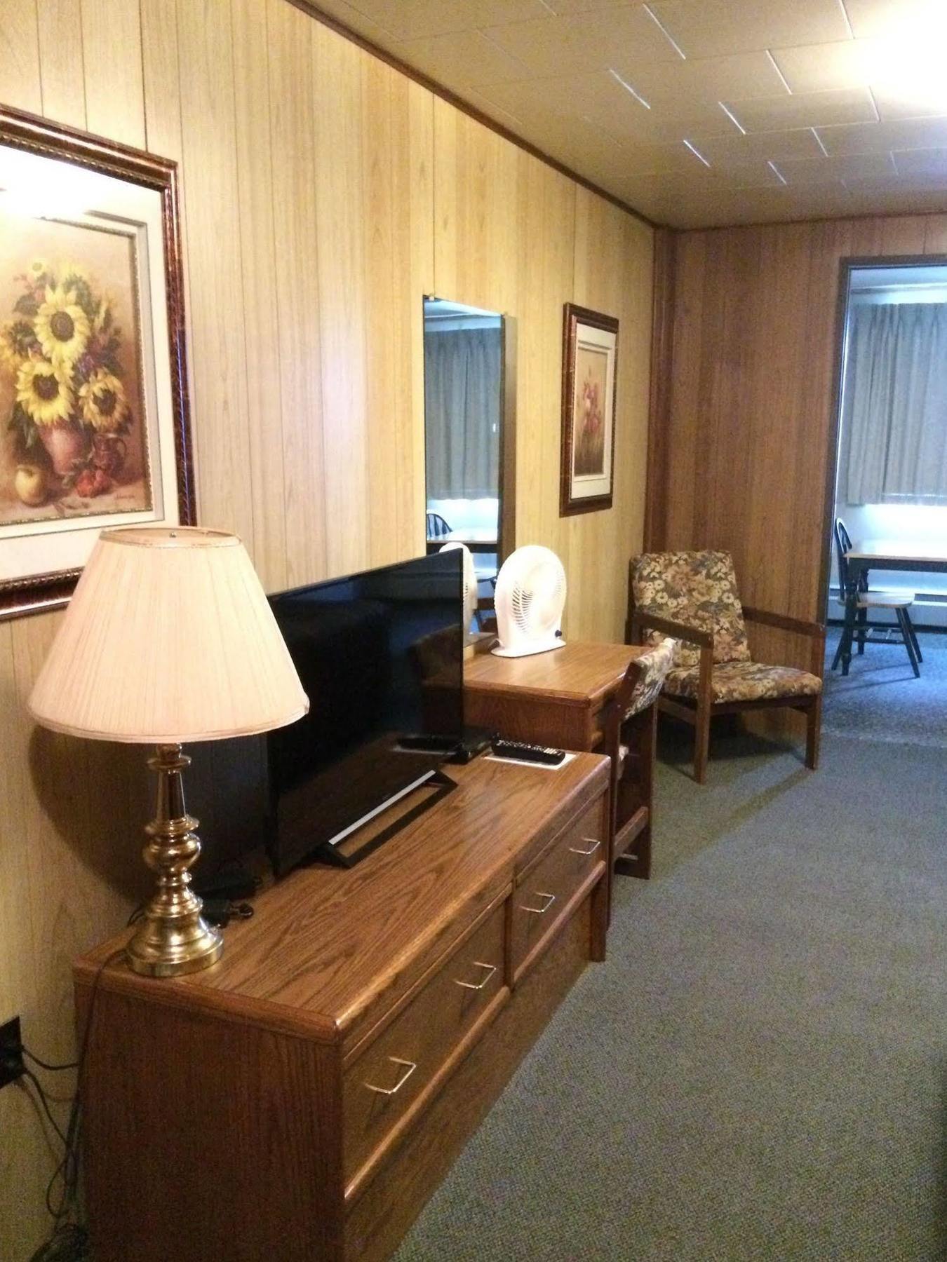 Airport Chalet Уайтхорс Экстерьер фото